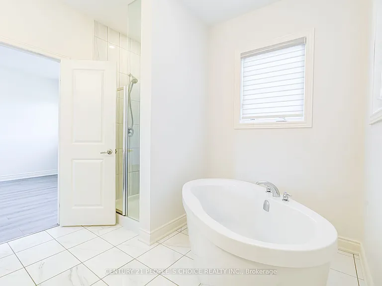 2237 Crystal Dr — Photo 27
