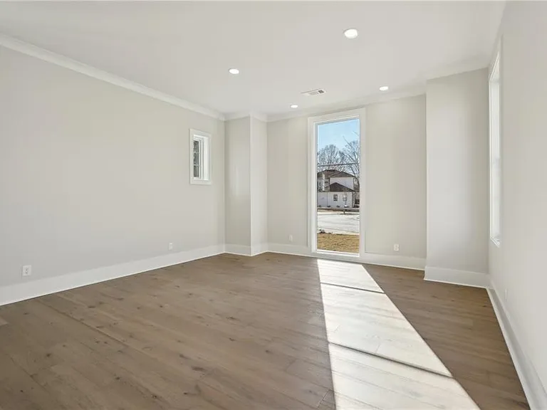 120 Thome Dr — Photo 43
