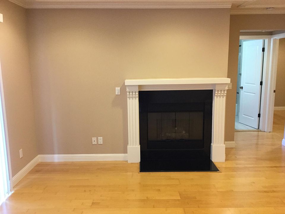 Living room w gas fireplace