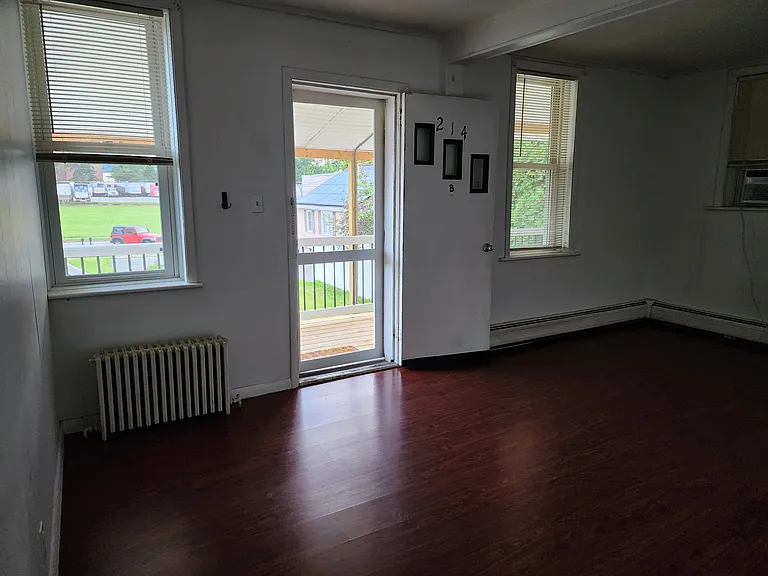 214 Ross Ave — Photo 4