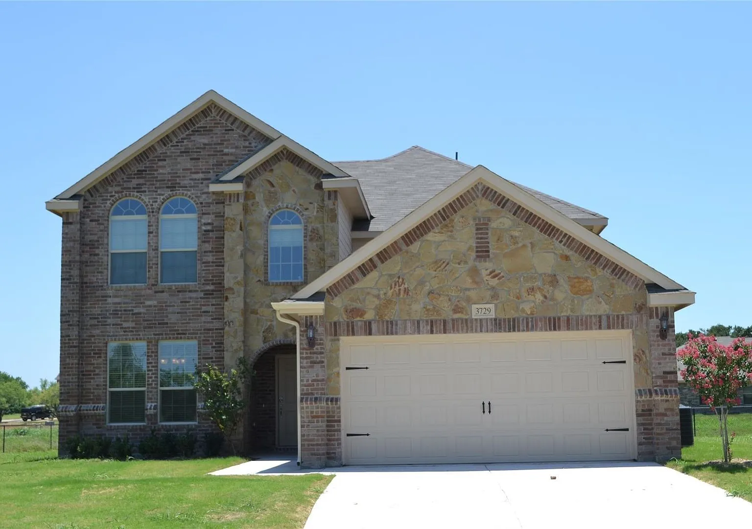 Bright & Spacious 5-Bedroom Home with Open-Concept Living — Photo 1