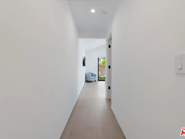 19602 Hamlin St — Photo 16