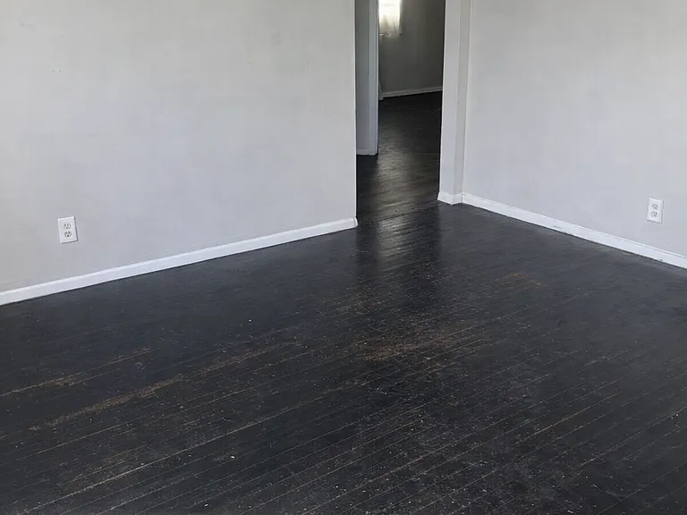 906 Thomas St — Photo 5