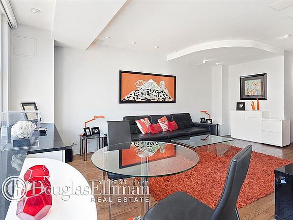 3rd image of 155 E 34th St #Ph20k