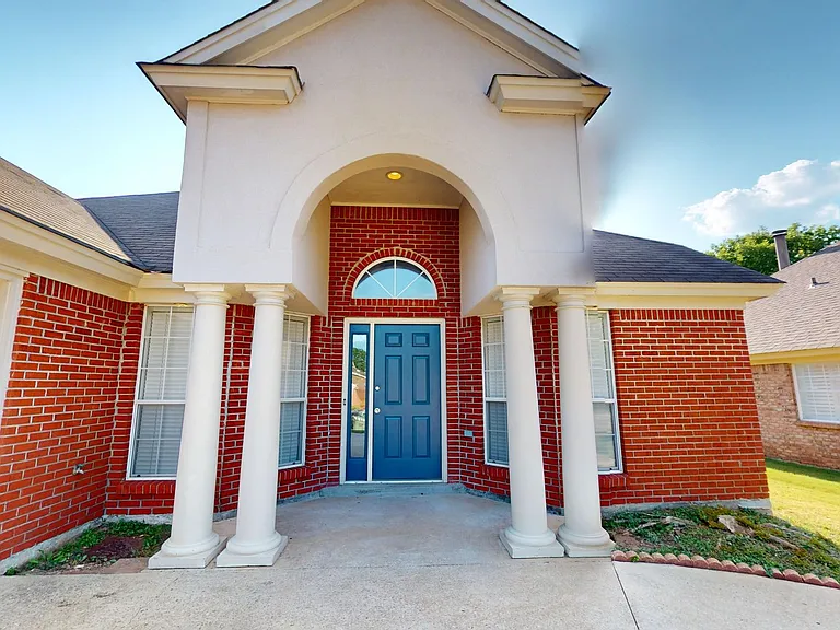 860 Autumn Ridge Rd — Photo 2