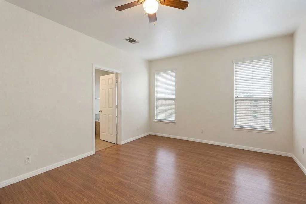 3 bed, 2.5 bath, 1400 sqft, $2,300 — Photo 2