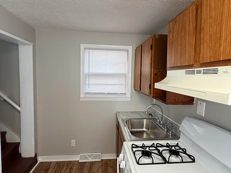 466 Main St — Photo 2