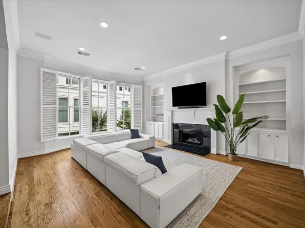 130 Oak Place Dr, Houston, TX 77006