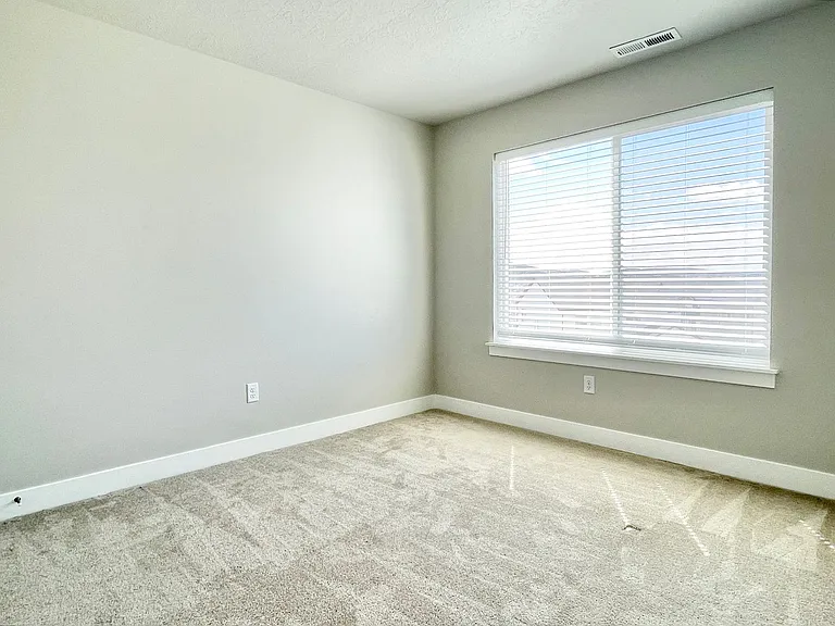 446 N Hillview Dr — Photo 18