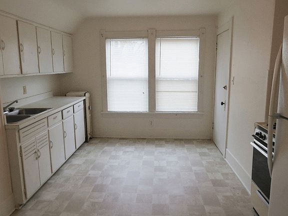 3rd image of 110 S Bassett St #4017251