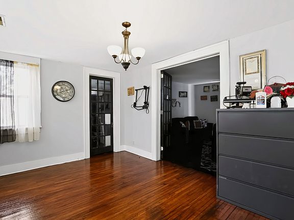 5th image of 1139 W 5th St