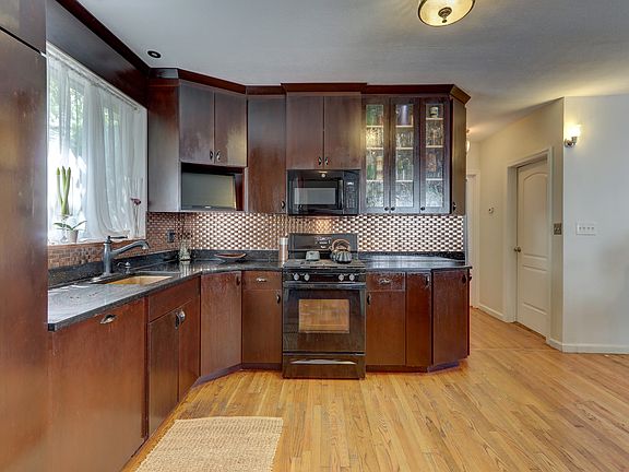 5th image of 130 Barwick St