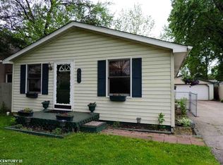 207 Hickory Dr, Troy, MI 48083