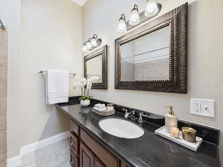 2437 S Darien St — Photo 16
