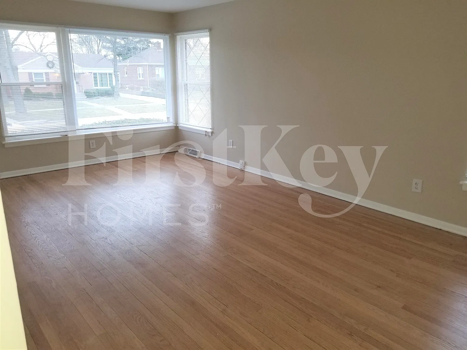 3 bed, 1.0 bath, 1114 sqft, $2,660 — Photo 2