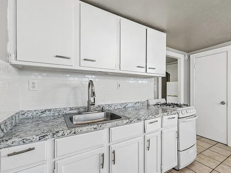 518 NW 12th St #11 — Photo 3