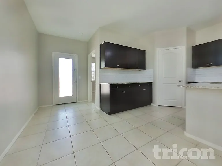 29300 W Clarendon Ave — Photo 3