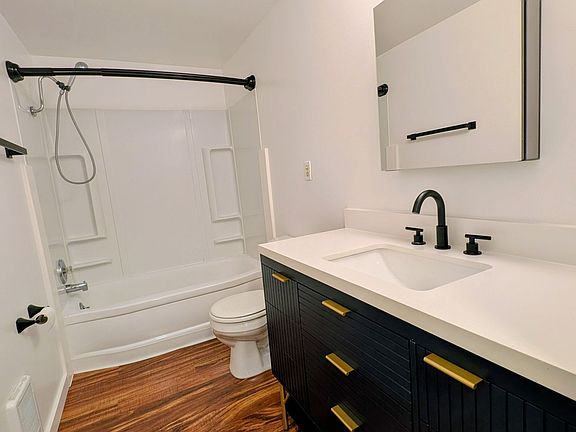 4th image of 13727 35th Ave NE #B