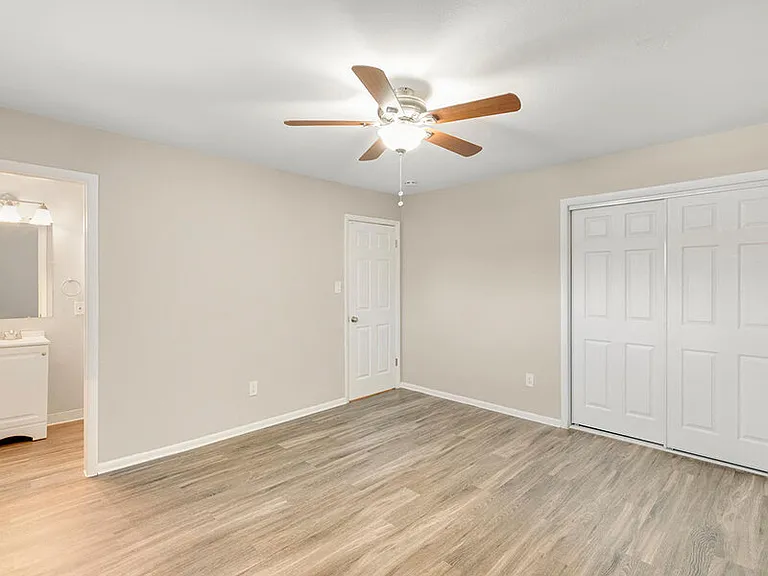Bella Vista Apartments — Photo 12