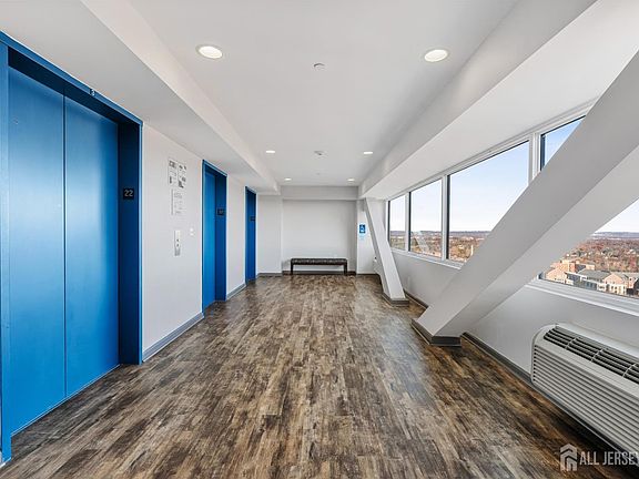 4th image of 110 Somerset St APT 2205