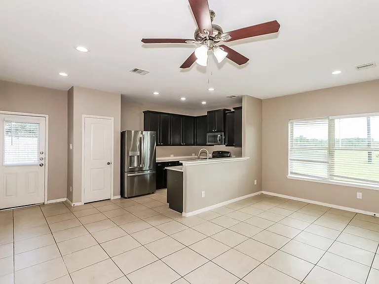 339 Sea Breeze Dr — Photo 5