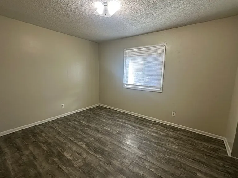 2250 S Oliver Ave — Photo 41