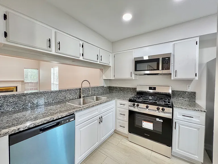 601 Wedgewood Way — Photo 2
