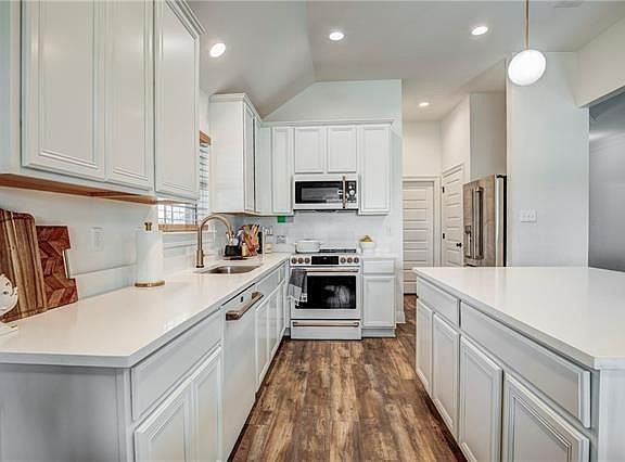 5th image of 2381 Country Club Dr