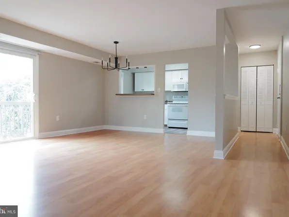 3330 S 28th St APT 402, Alexandria, VA 22302