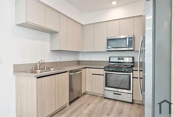 14748 Victory Blvd #202 — Photo 8
