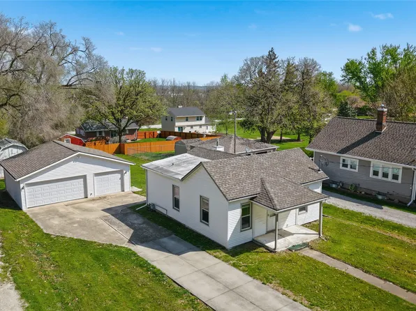 209 3rd St NE, Mitchellville, IA 50169