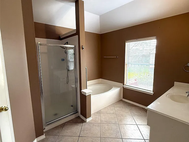 3906 Eastland Lake Dr — Photo 14