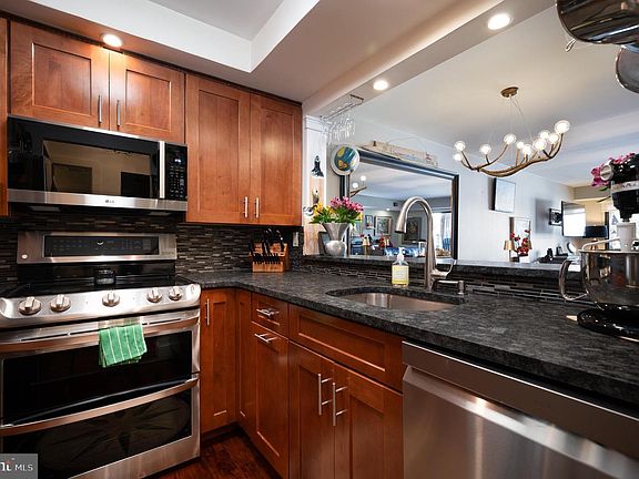 3rd image of 1704 N Park Dr APT 317