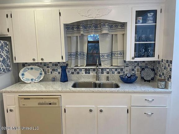 3rd image of 606 Pierce Rd