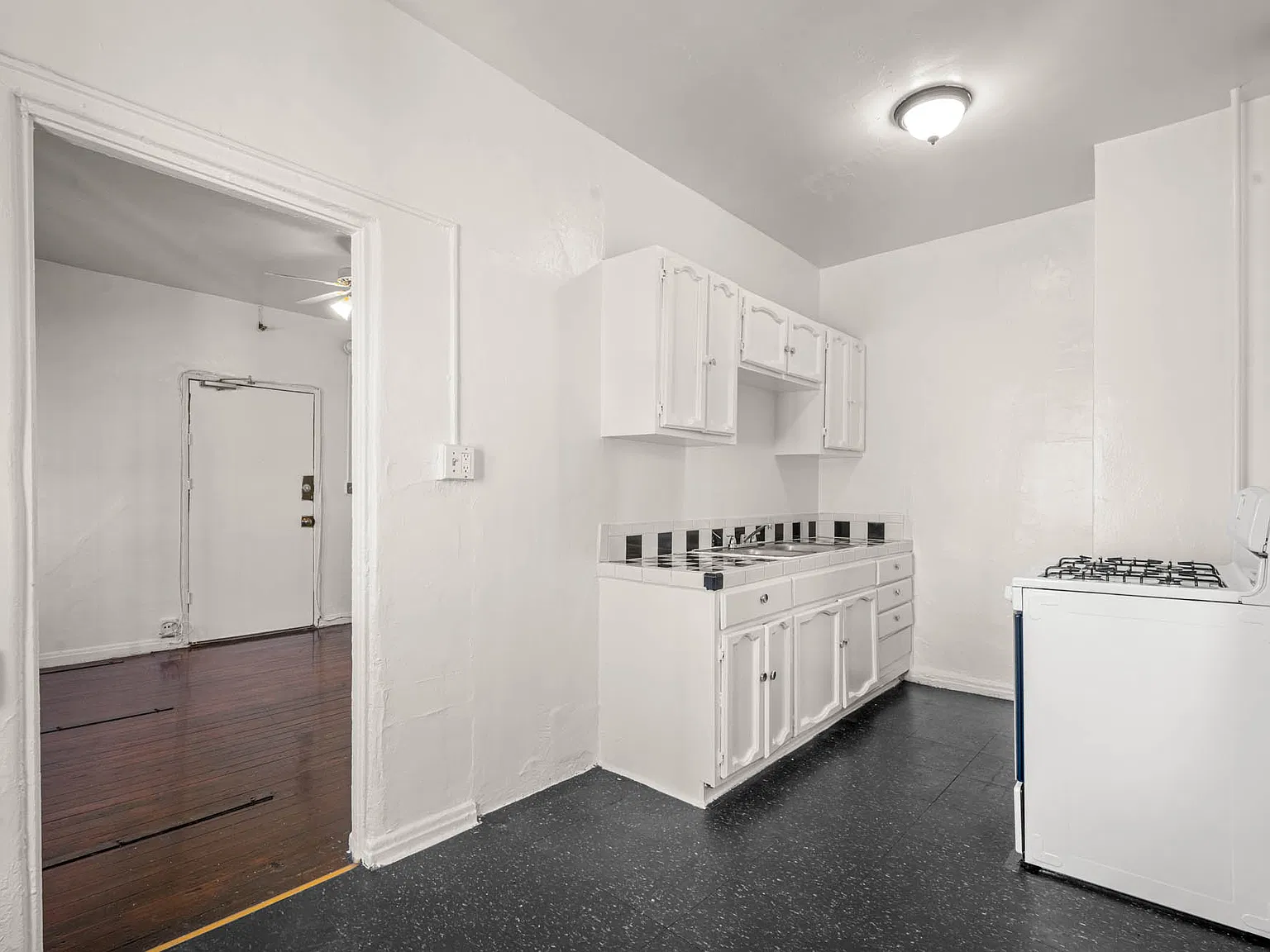 746 S Normandie Ave — Photo 2