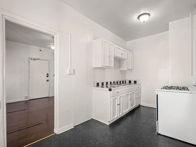 746 S Normandie Ave — Photo 4