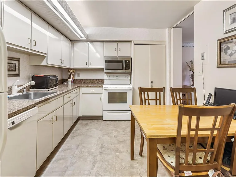 37 Stonehenge Cir — Photo 7