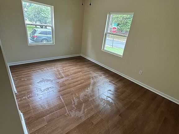 5th image of 221 Warren St