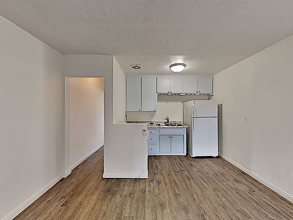 3rd image of 736 1/2 Jamaica Ct #4