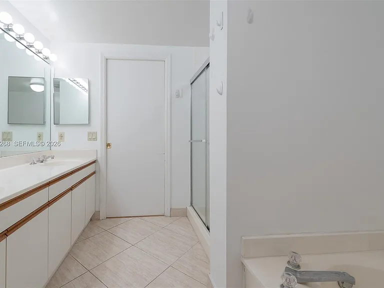 3610 Yacht Club Dr #511 — Photo 25