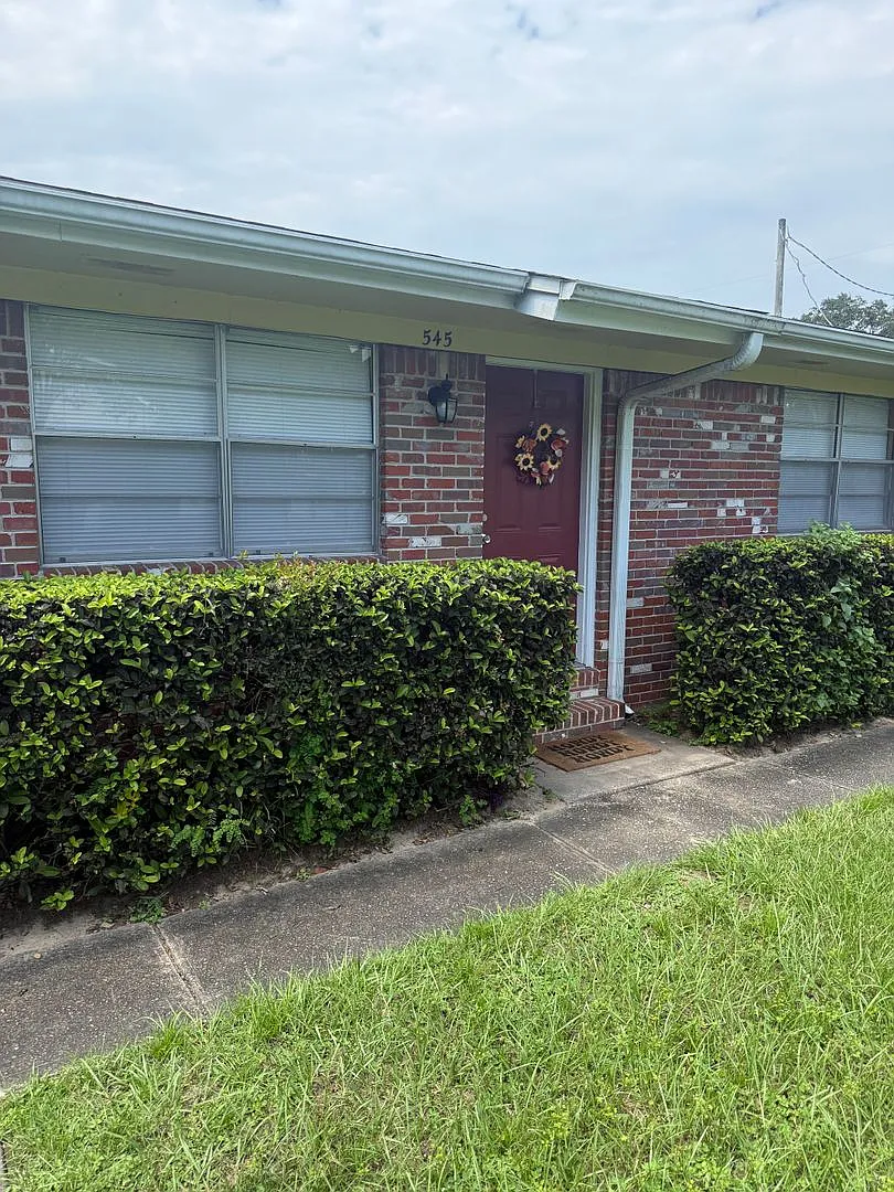 Cozy 2 Bedroom Apartment in Niceville! — Photo 2