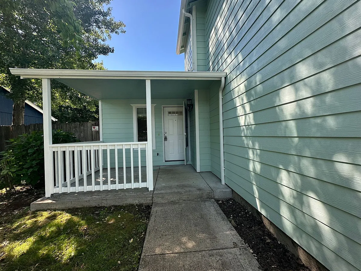 Building Photo - 838 NW Riverbow Ave
