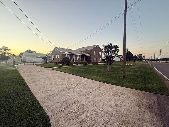 3rd image of 2613 Redmond Rd