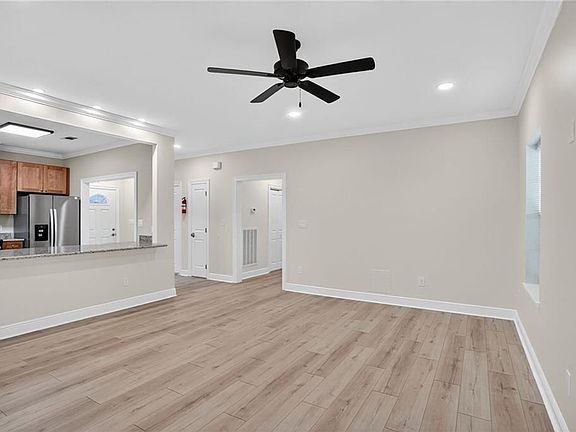 5th image of 609 Carnation Ave