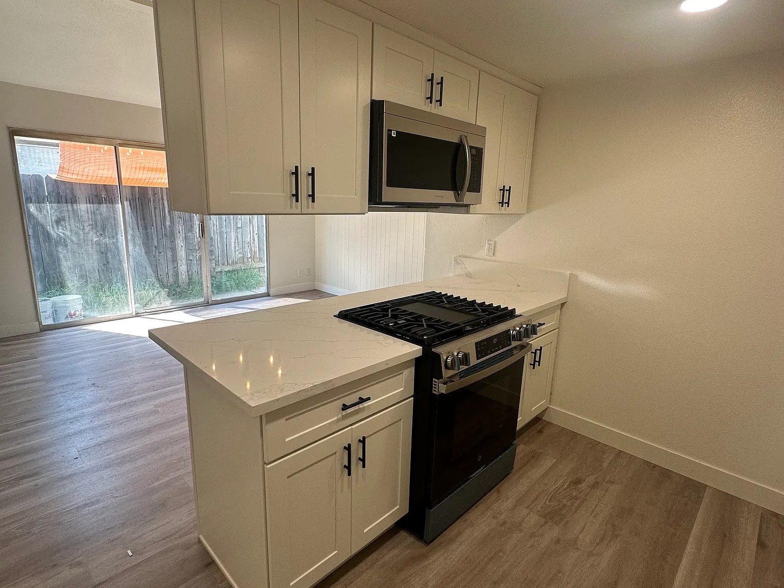 2 bed, 913 sqft, $2,045 — Photo 3
