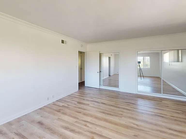 1021 Grove — Photo 8