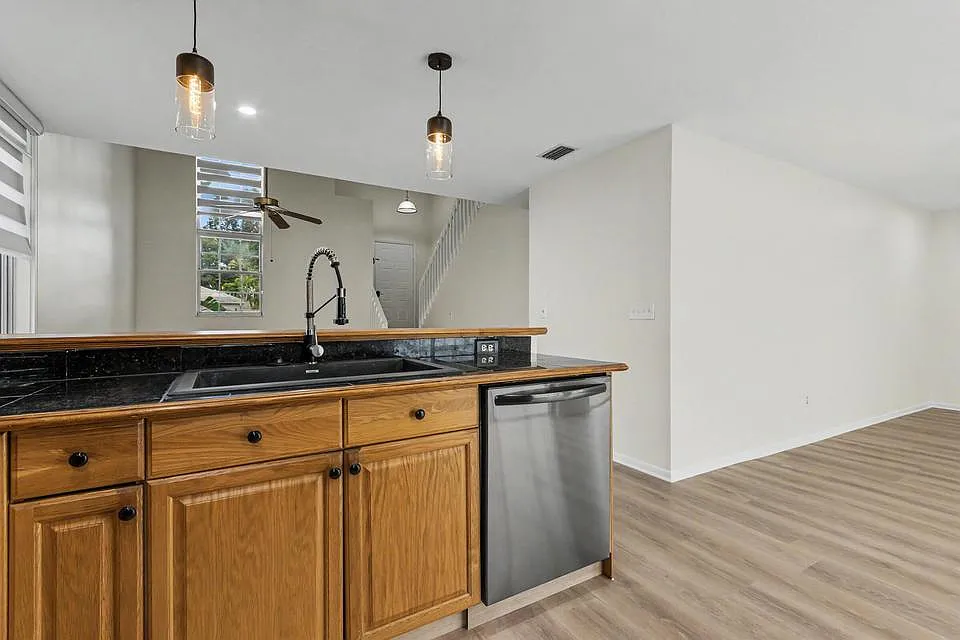 3 bed, 2.5 bath, 1752 sqft, $3,800 — Photo 4
