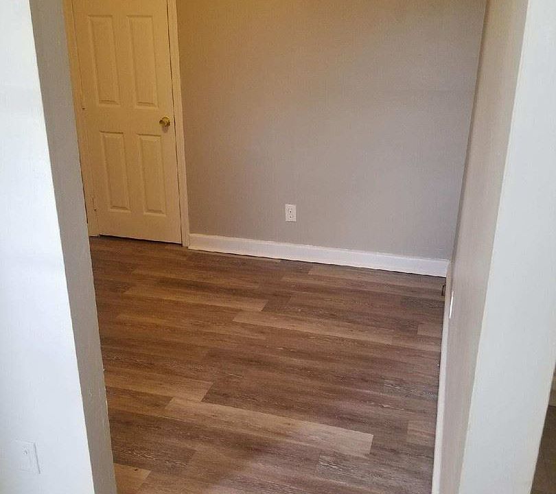 2nd image of 7 Crescent St Unit 8