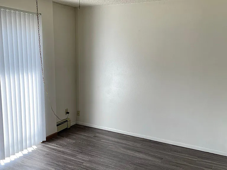 528 S Van Buren St #12 — Photo 6