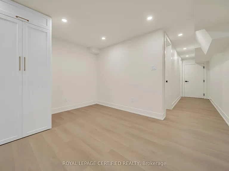 5016 Natkarni Cres #LOWER — Photo 9
